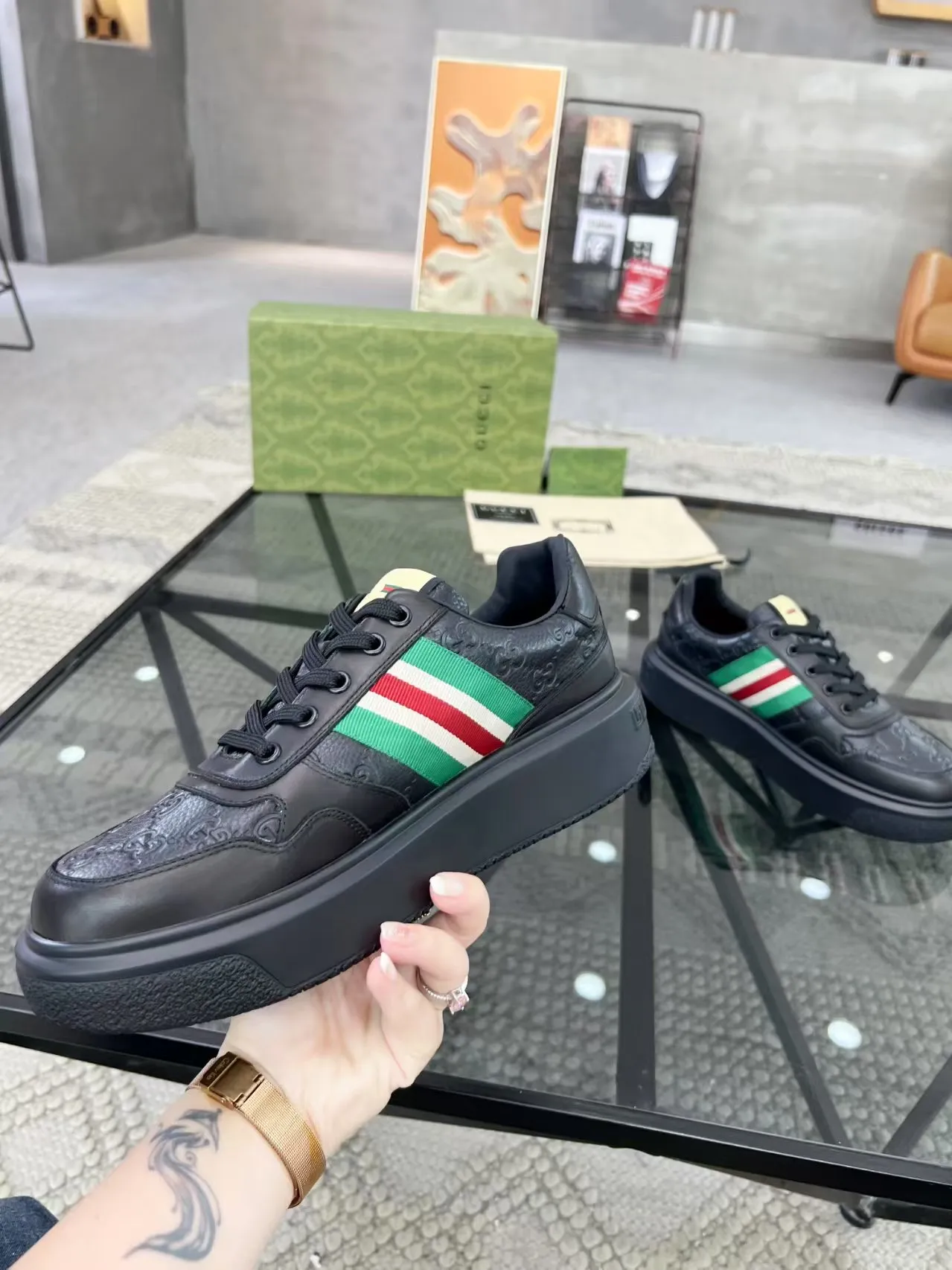 Factory price: 460💰Gucci’s new men’s shoes GUCCI] latest shoes shipped. Original quality, fashionable, made of special materials, sheepskin lining, brand new packaging. The foot feels super comfortable and the workmanship is impeccable. Size: 38-44, customized 45